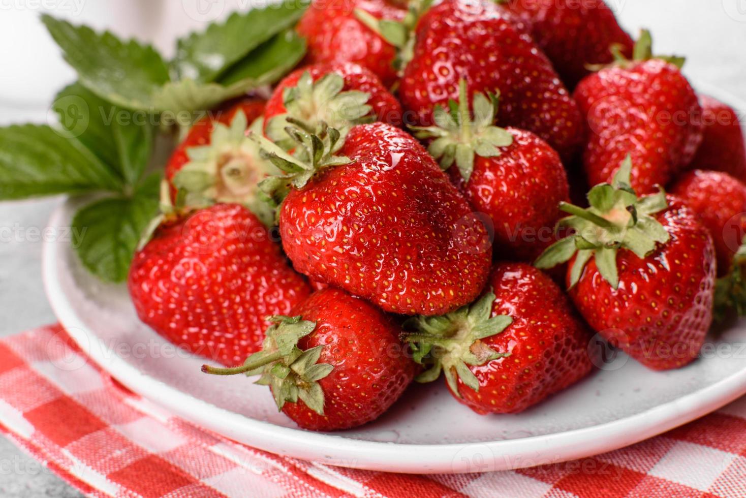 schöne saftig frische Erdbeeren auf der Betonoberfläche foto