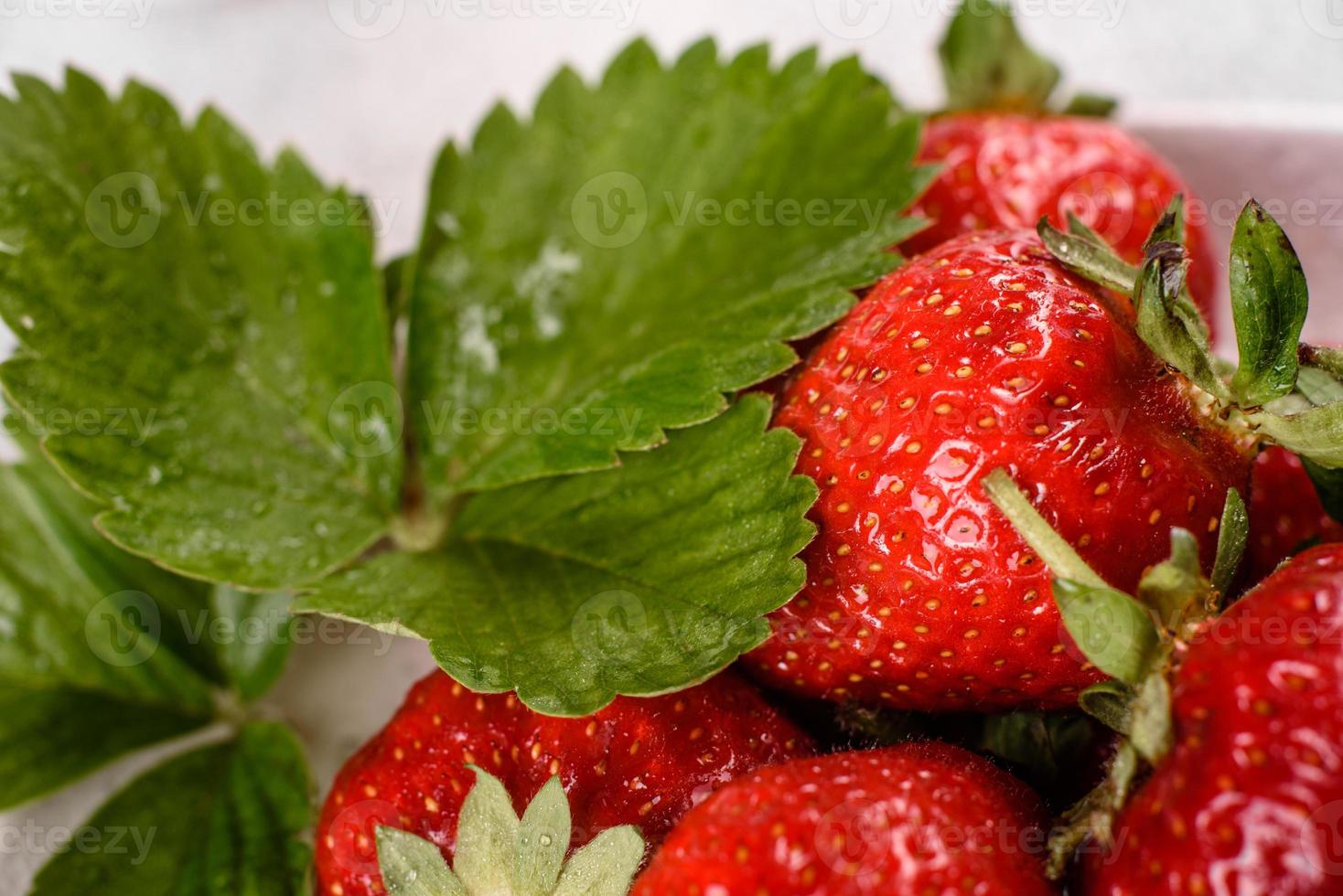 schöne saftig frische Erdbeeren auf der Betonoberfläche foto