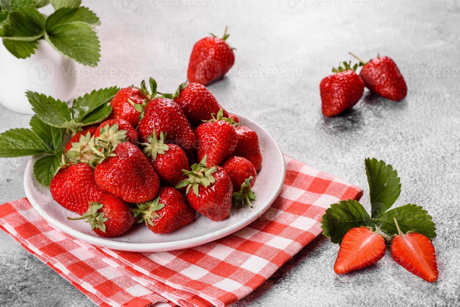 schöne saftig frische Erdbeeren auf der Betonoberfläche foto