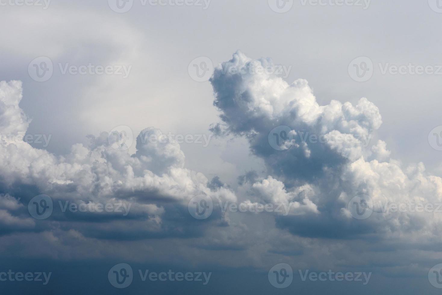 schöne weiße wolken vor dem hintergrund des himmels foto