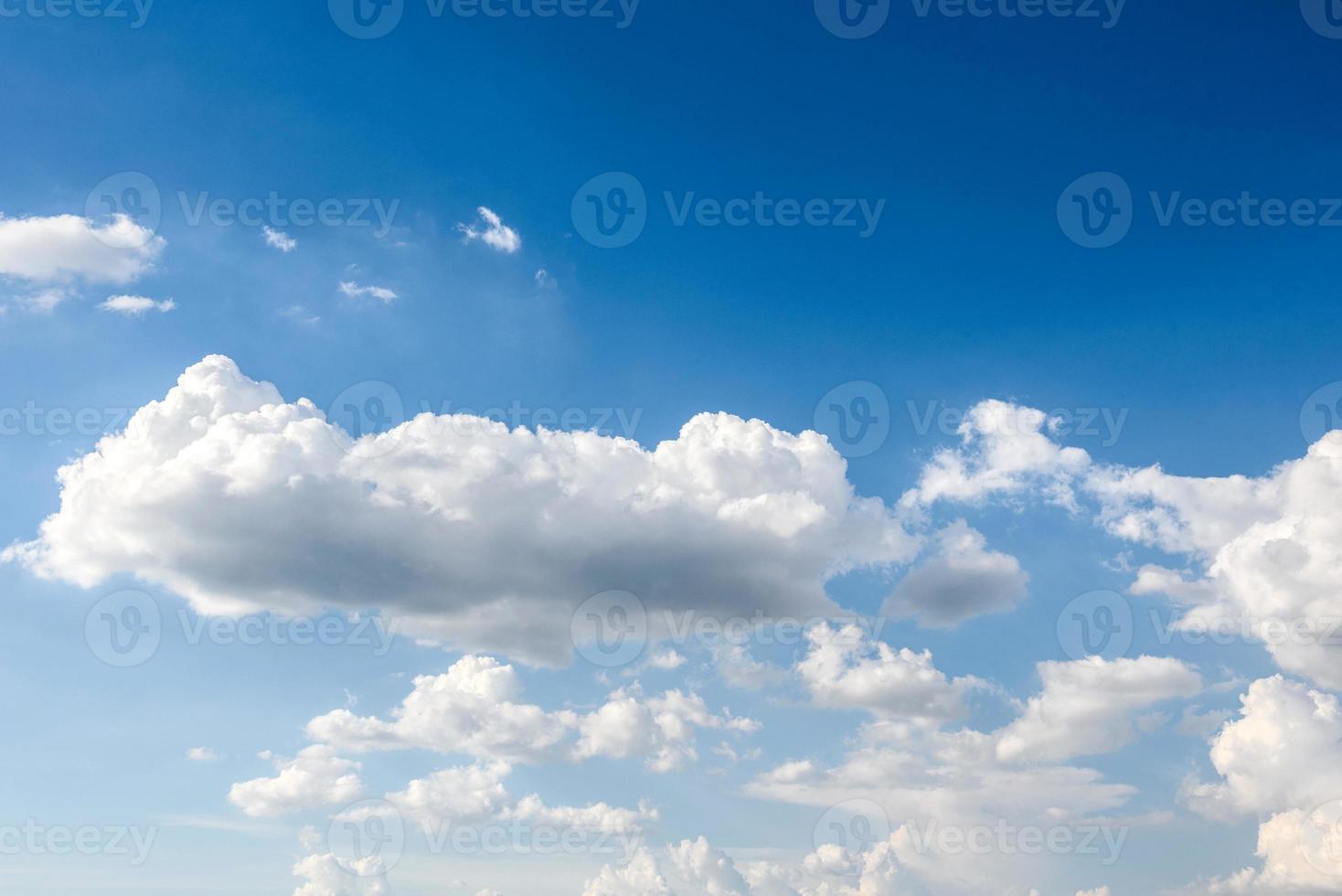 schöne weiße wolken vor dem hintergrund des himmels foto