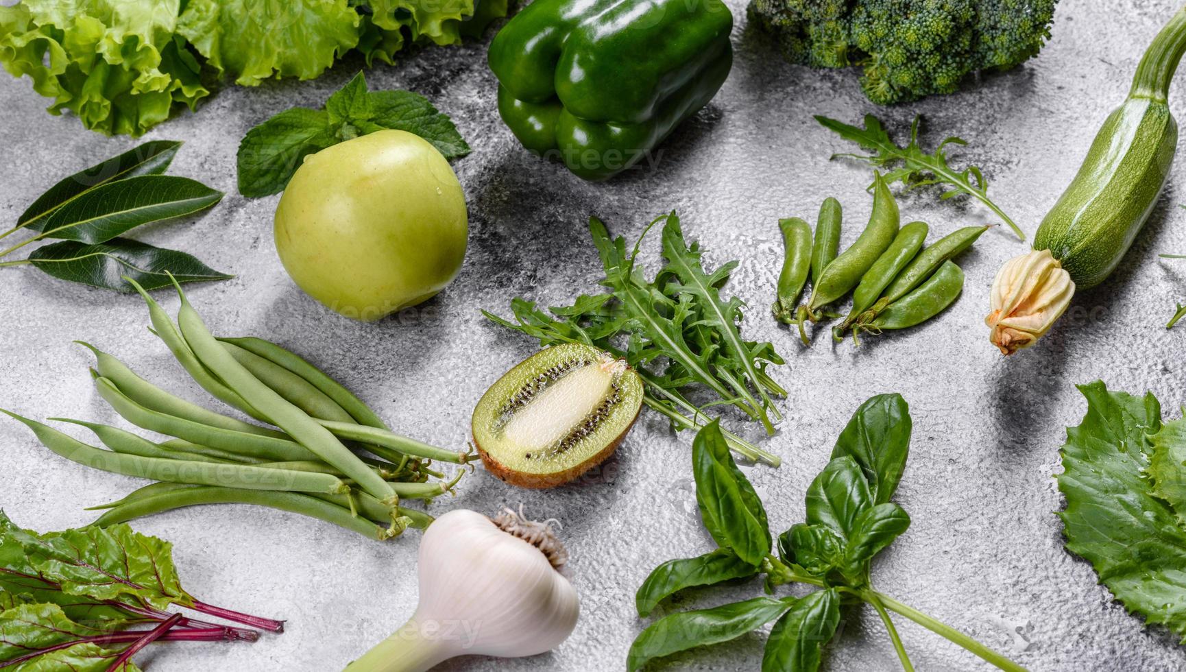 Komposition aus saftig-grünem Gemüse, Gewürzen und Kräutern foto