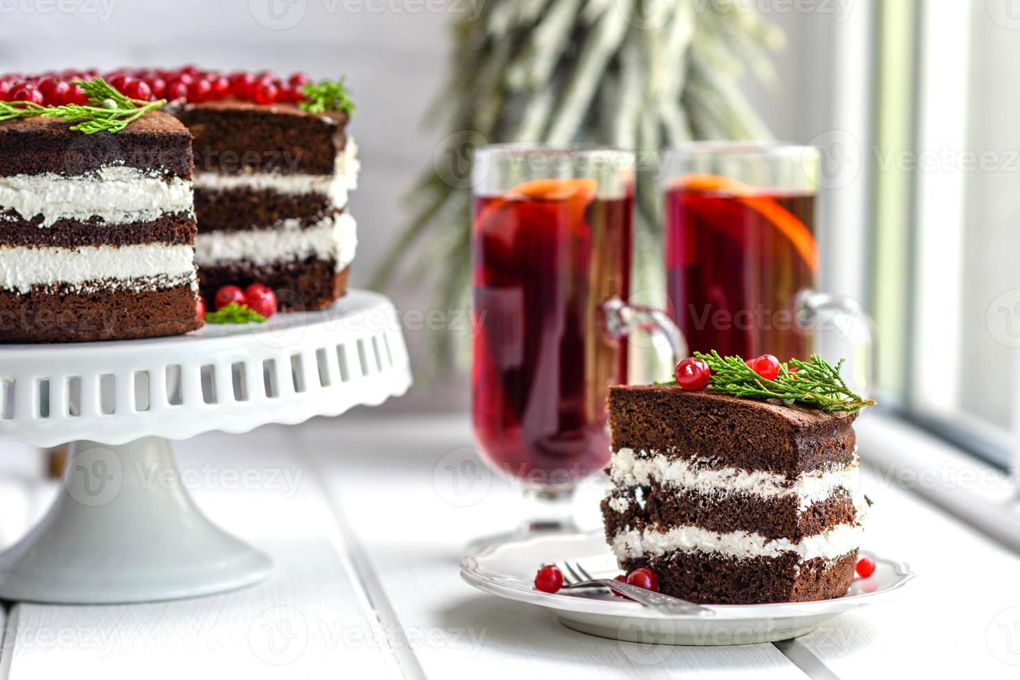 schöner leckerer Kuchen mit knallroten Beeren foto