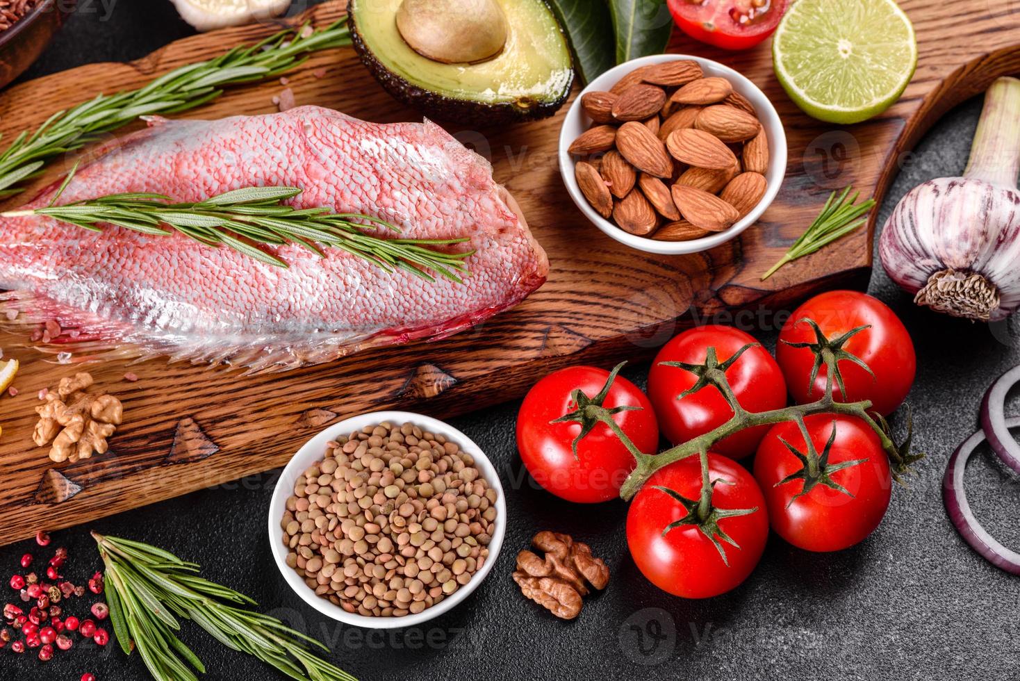 rohes Rotseebarschfilet zum Backen zubereitet mit Gewürzen und Kräutern foto