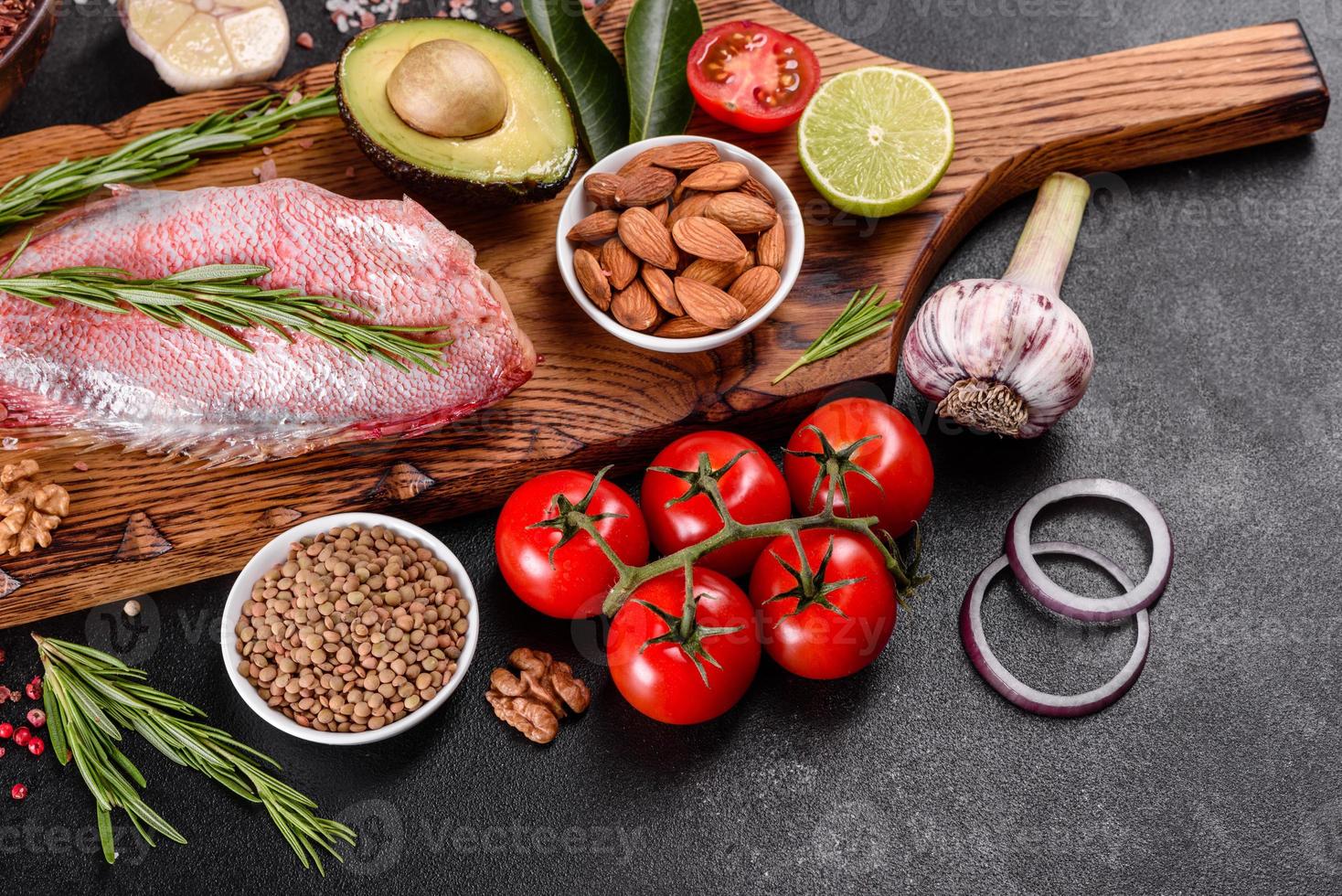 rohes Rotseebarschfilet zum Backen zubereitet mit Gewürzen und Kräutern foto