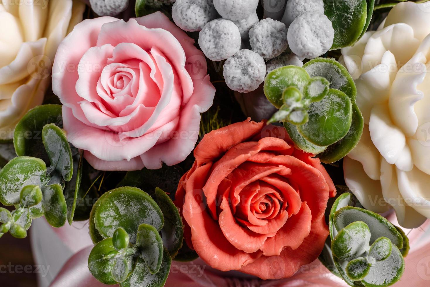 Strauß schöner heller Rosenblüten foto