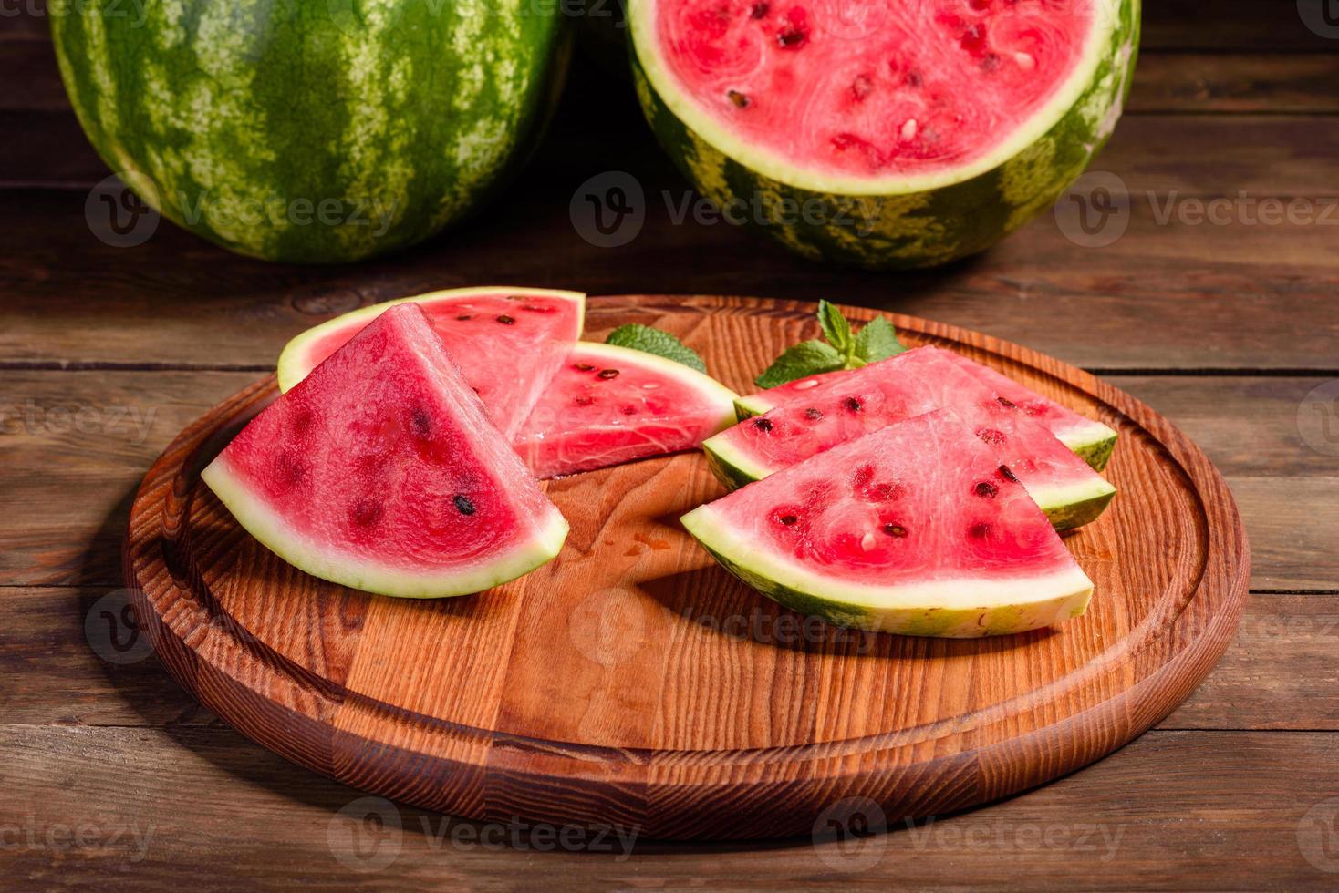 frische leckere Wassermelone in Scheiben geschnitten mit Minze und Wassermelonensaft foto