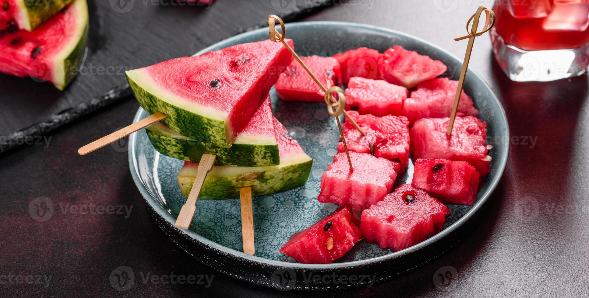 frische leckere Wassermelone in Scheiben geschnitten mit Minze und Wassermelonensaft foto