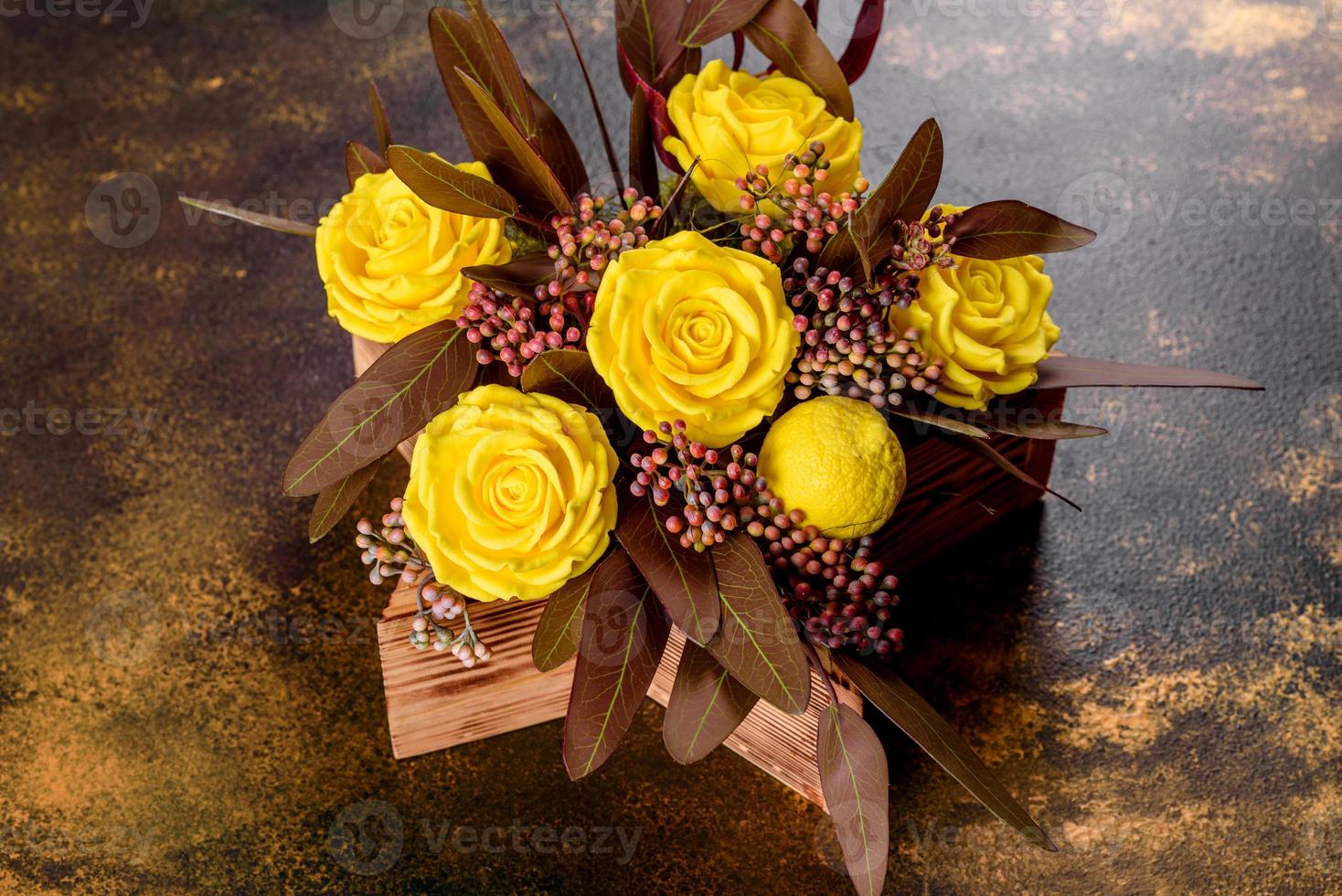 Strauß wunderschöner leuchtend gelber Rosenblüten in einer Geschenkbox foto