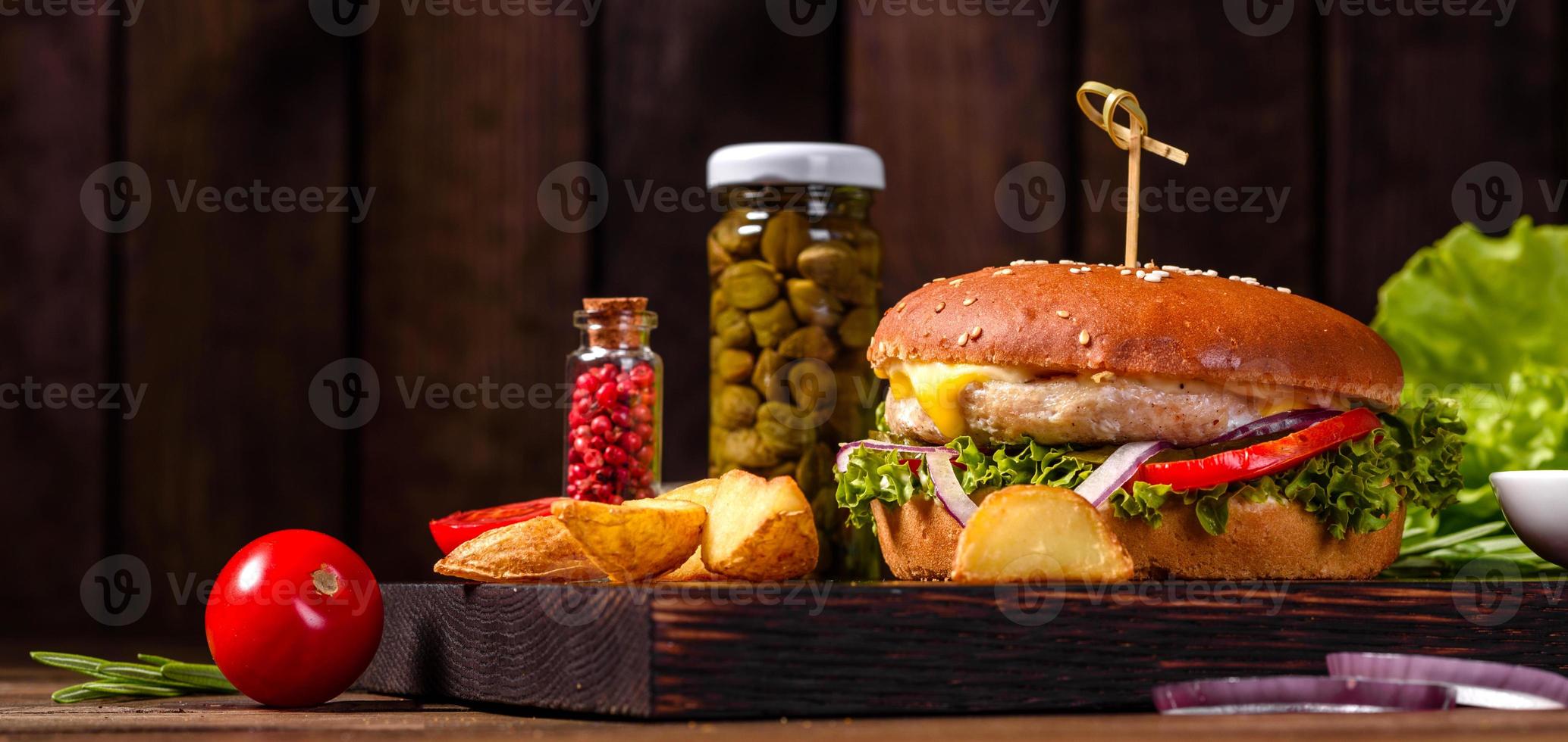 leckerer frischer hausgemachter Burger auf einem Holztisch foto