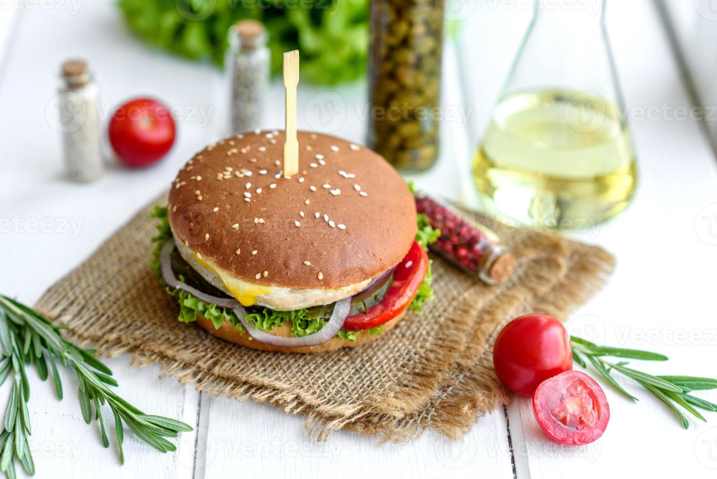 leckerer frischer hausgemachter Burger auf einem Holztisch foto