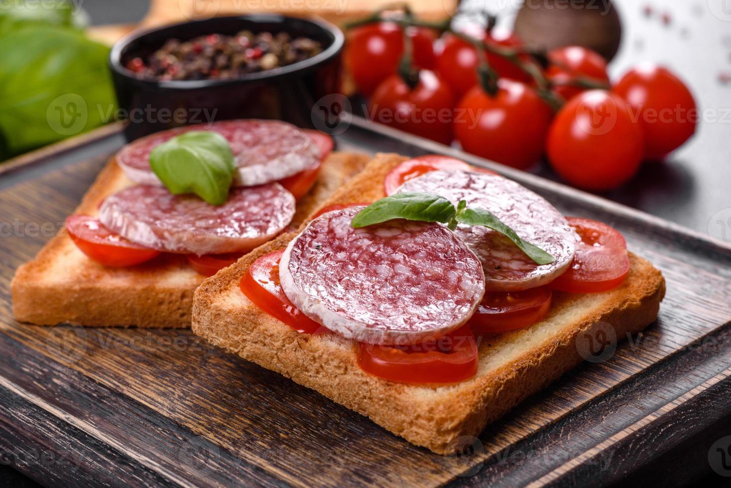 spanische Trockenwurstsalami auf dunklem Betongrund foto