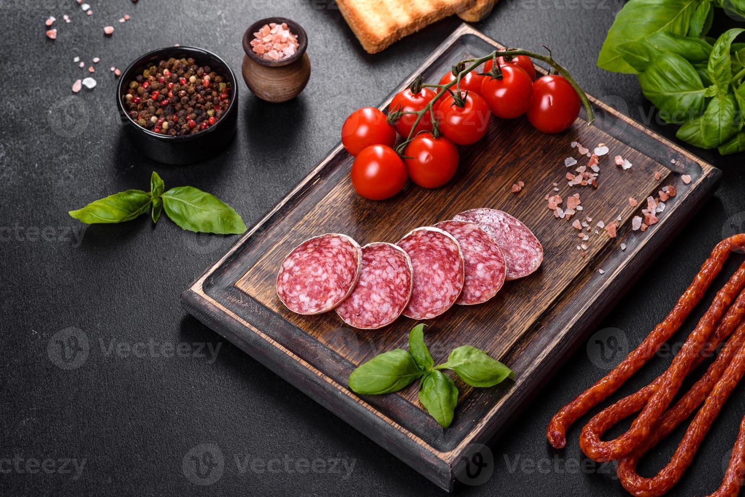 spanische Trockenwurstsalami auf dunklem Betongrund foto