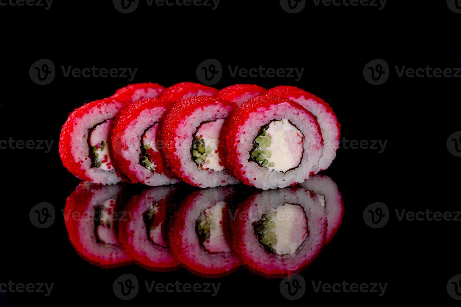 frische Sushi-Rollen aus den besten Fisch- und Meeresfrüchtesorten foto