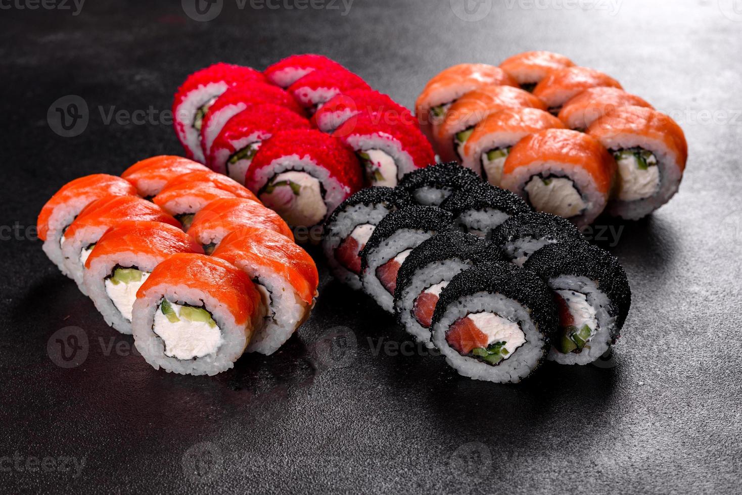 frische köstliche schöne Sushi-Rollen auf dunklem Hintergrund foto