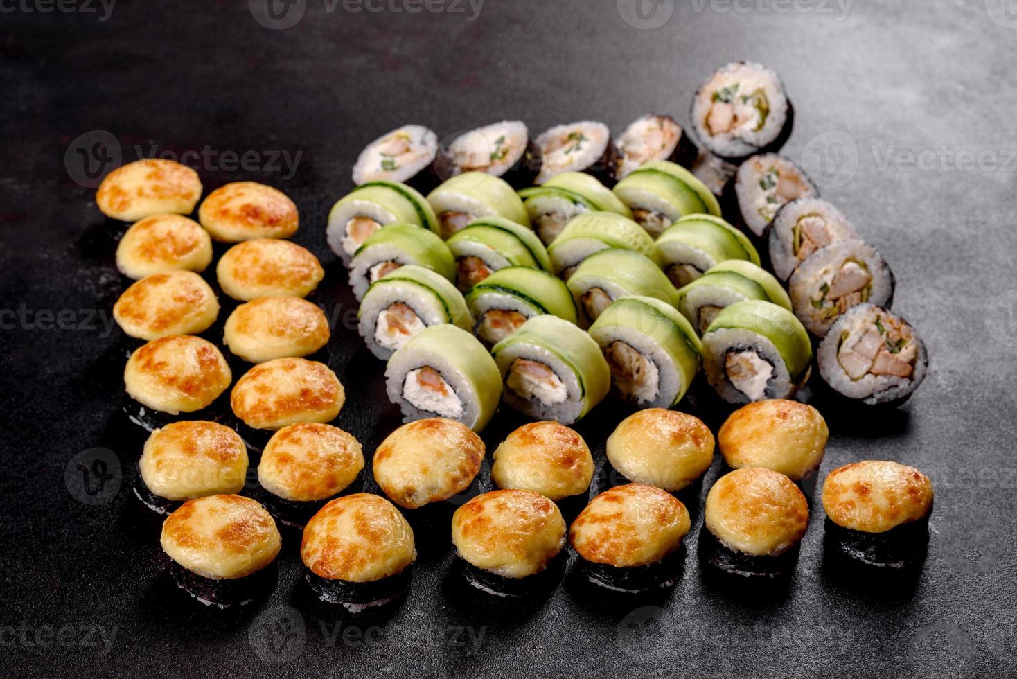 frische köstliche schöne Sushi-Rollen auf dunklem Hintergrund foto