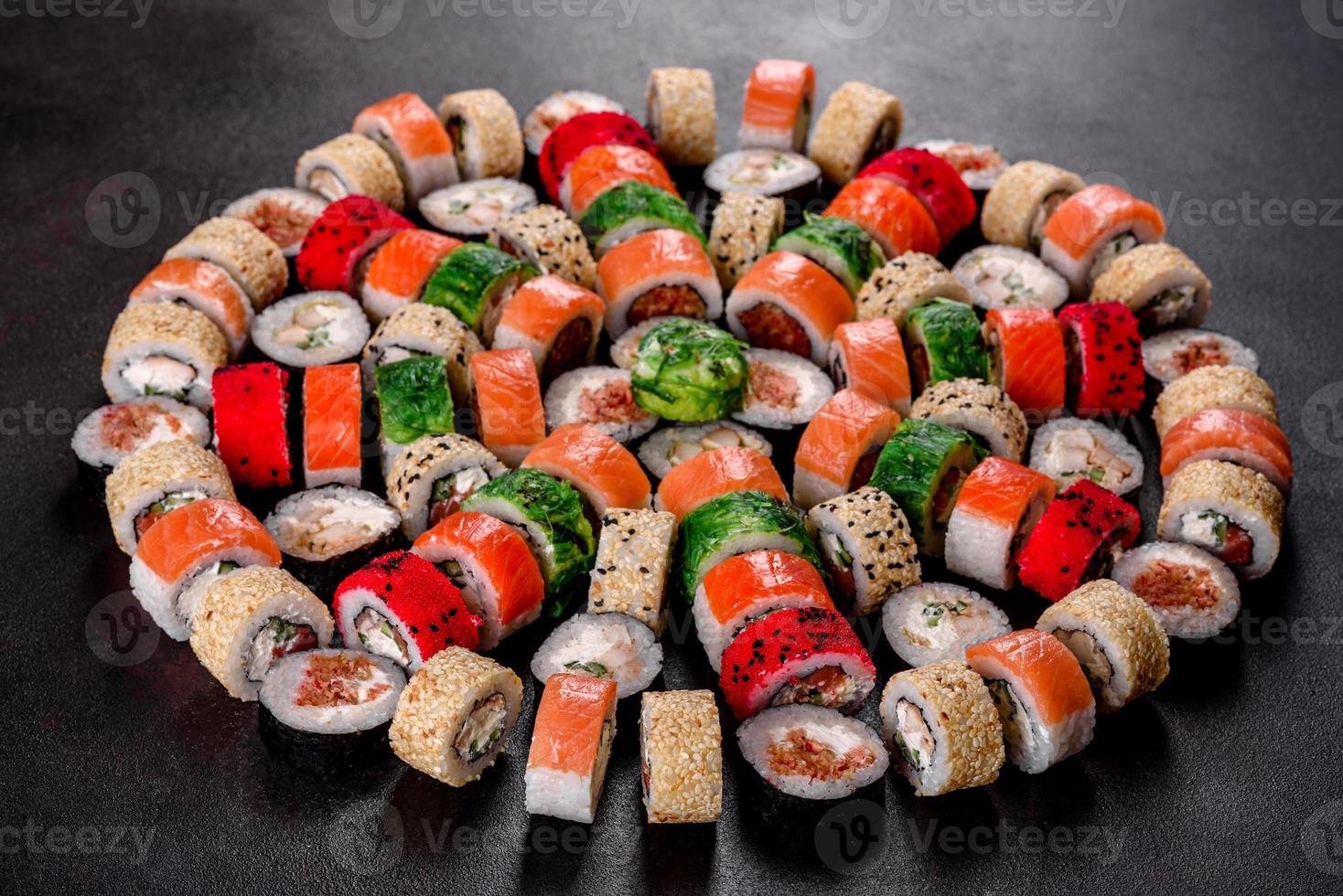 frische köstliche schöne Sushi-Rollen auf dunklem Hintergrund foto