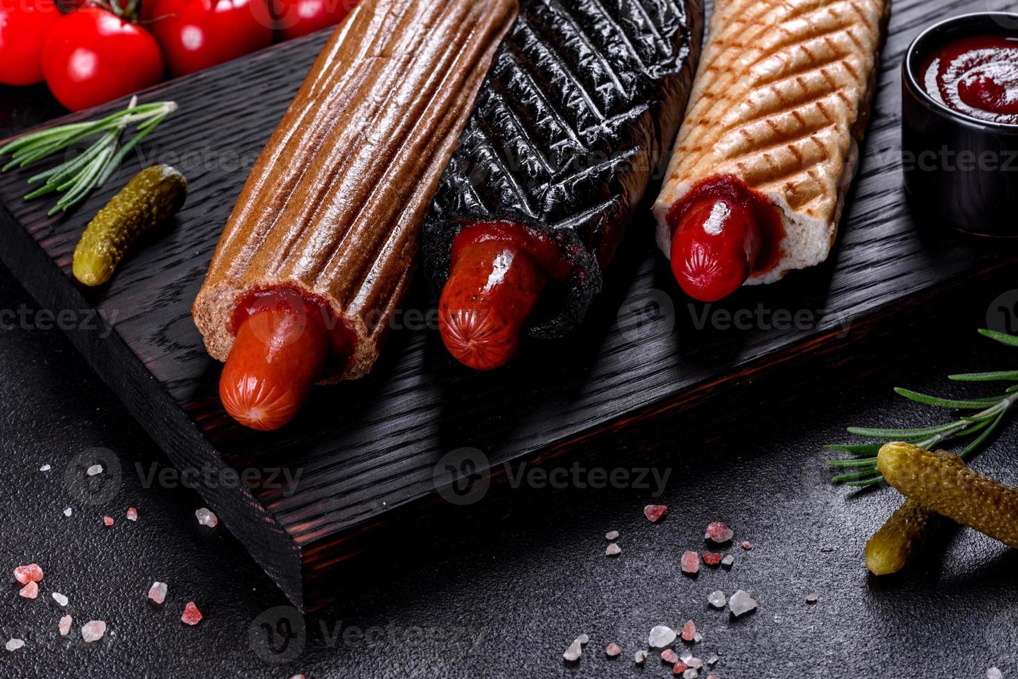 leckere frische Hotdogs mit verschiedenen Brötchen und Würstchen. foto