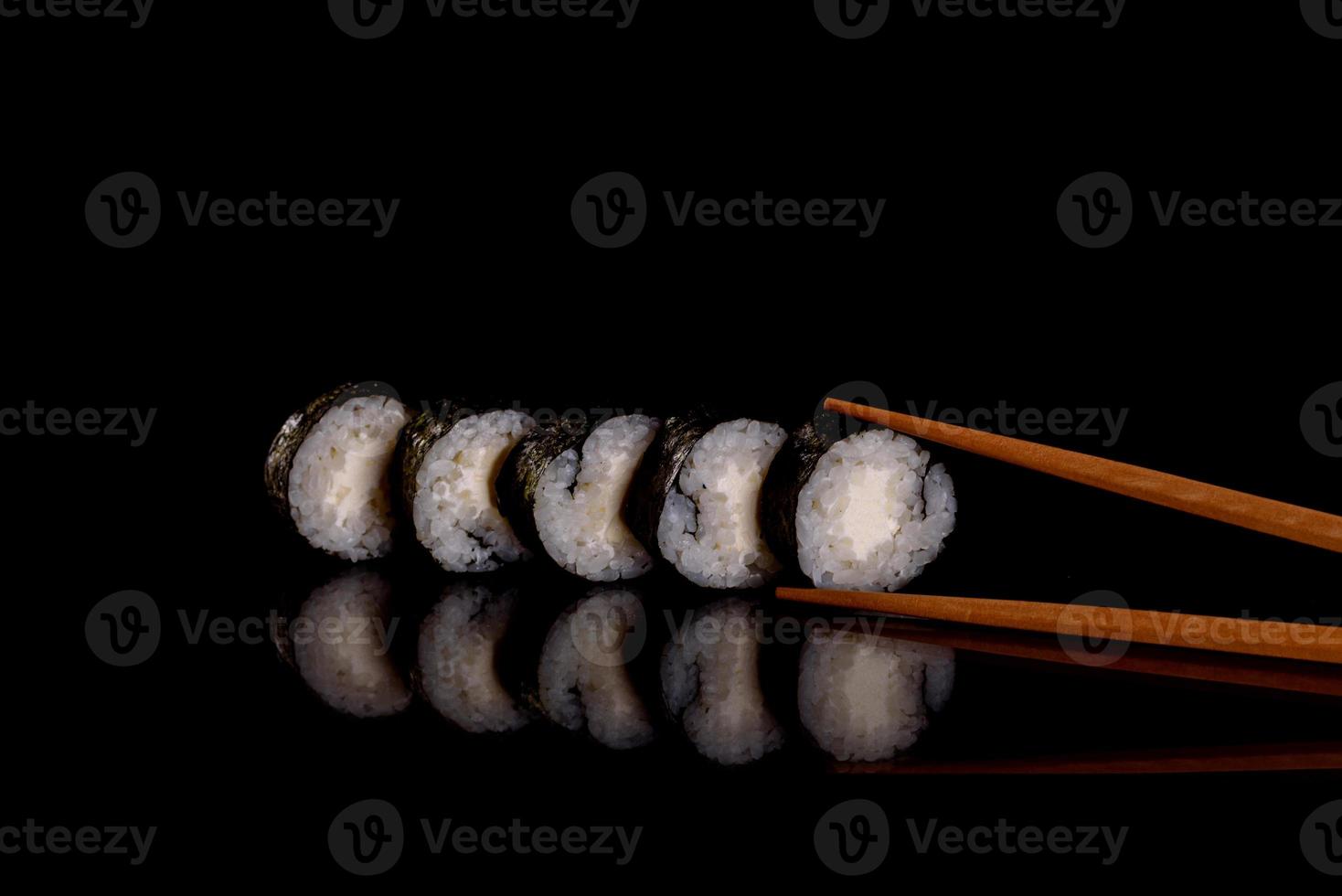 frische köstliche schöne Sushi-Rollen auf dunklem Hintergrund foto