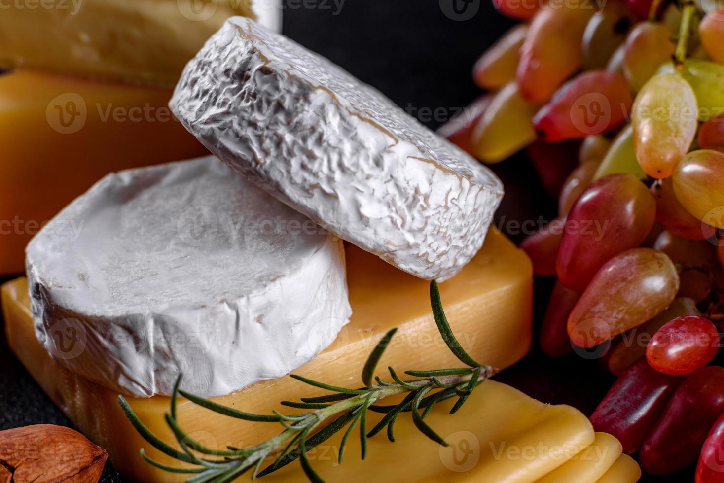 schöner leckerer Camembertkäse, Parmesan, Brie foto