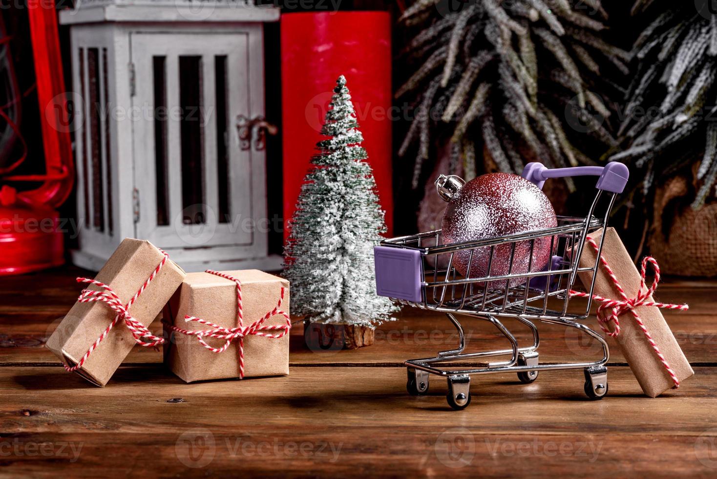 Einkaufswagen mit Weihnachtsgeschenken und Weihnachtsgeschenken foto