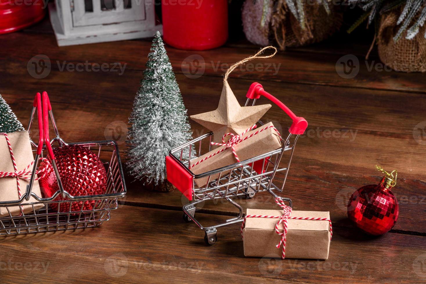 Einkaufswagen mit Weihnachtsgeschenken und Weihnachtsgeschenken foto