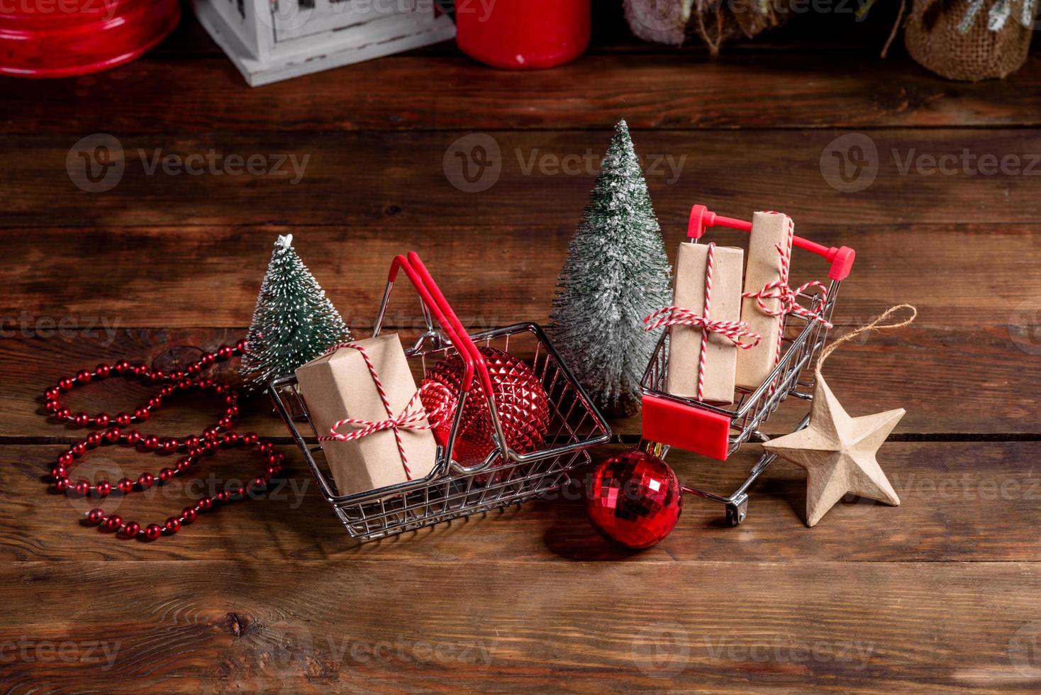 Einkaufswagen mit Weihnachtsgeschenken und Weihnachtsgeschenken foto