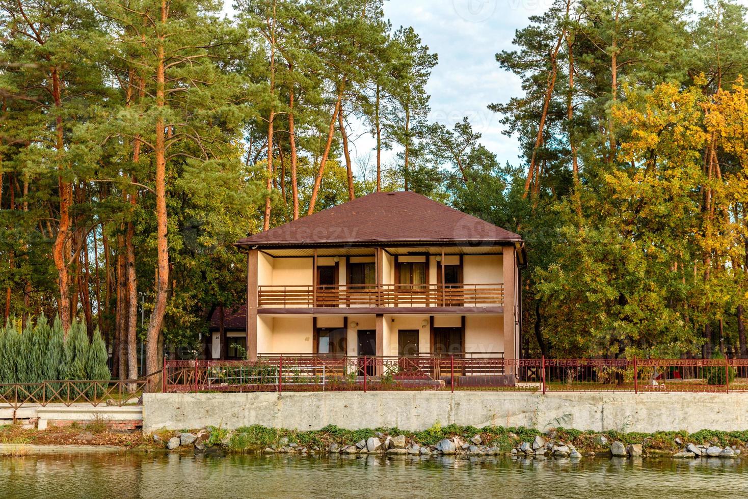 ein kleines komplexes Hotel im Wald c foto