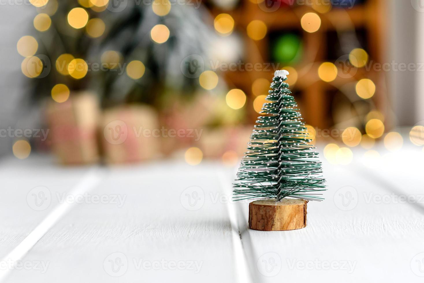 schöner bunter Weihnachtsschmuck auf einem hellen Holztisch foto
