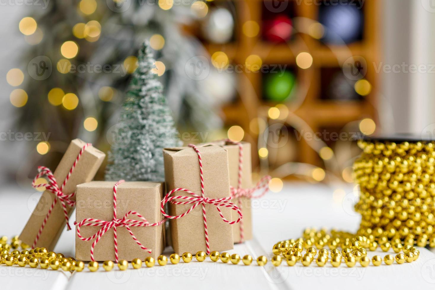 schöner bunter Weihnachtsschmuck auf einem hellen Holztisch foto