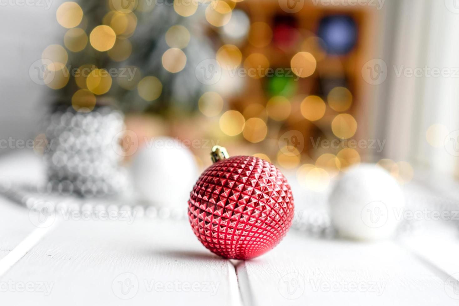 schöner bunter Weihnachtsschmuck auf einem hellen Holztisch foto