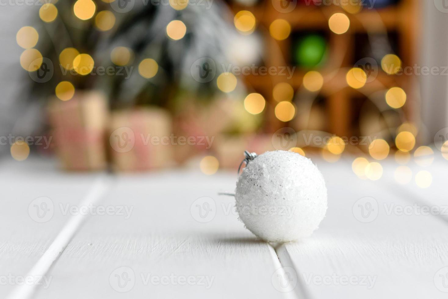 schöner bunter Weihnachtsschmuck auf einem hellen Holztisch foto