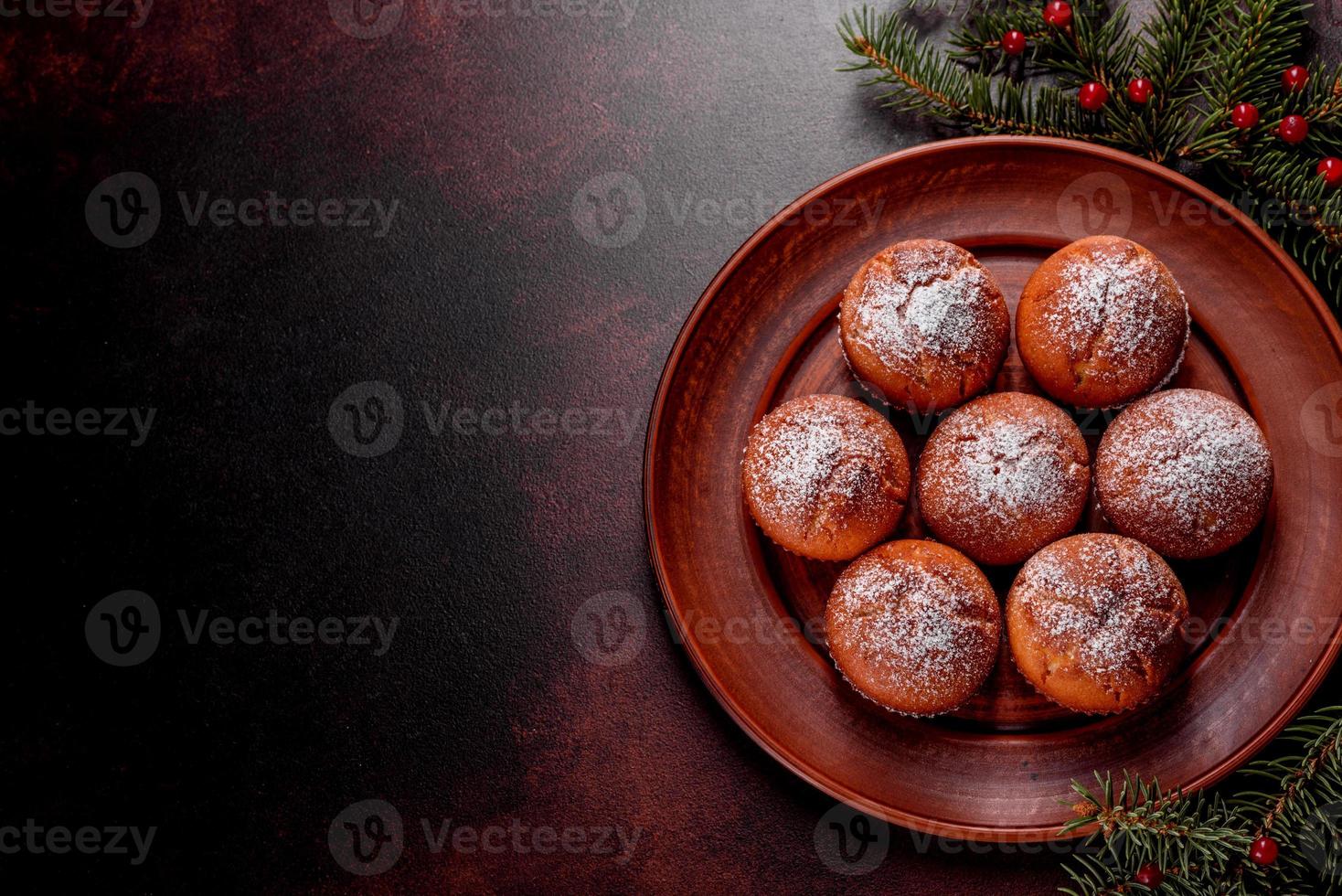 schöne leckere frische kakao muffins auf dem weihnachtstisch foto