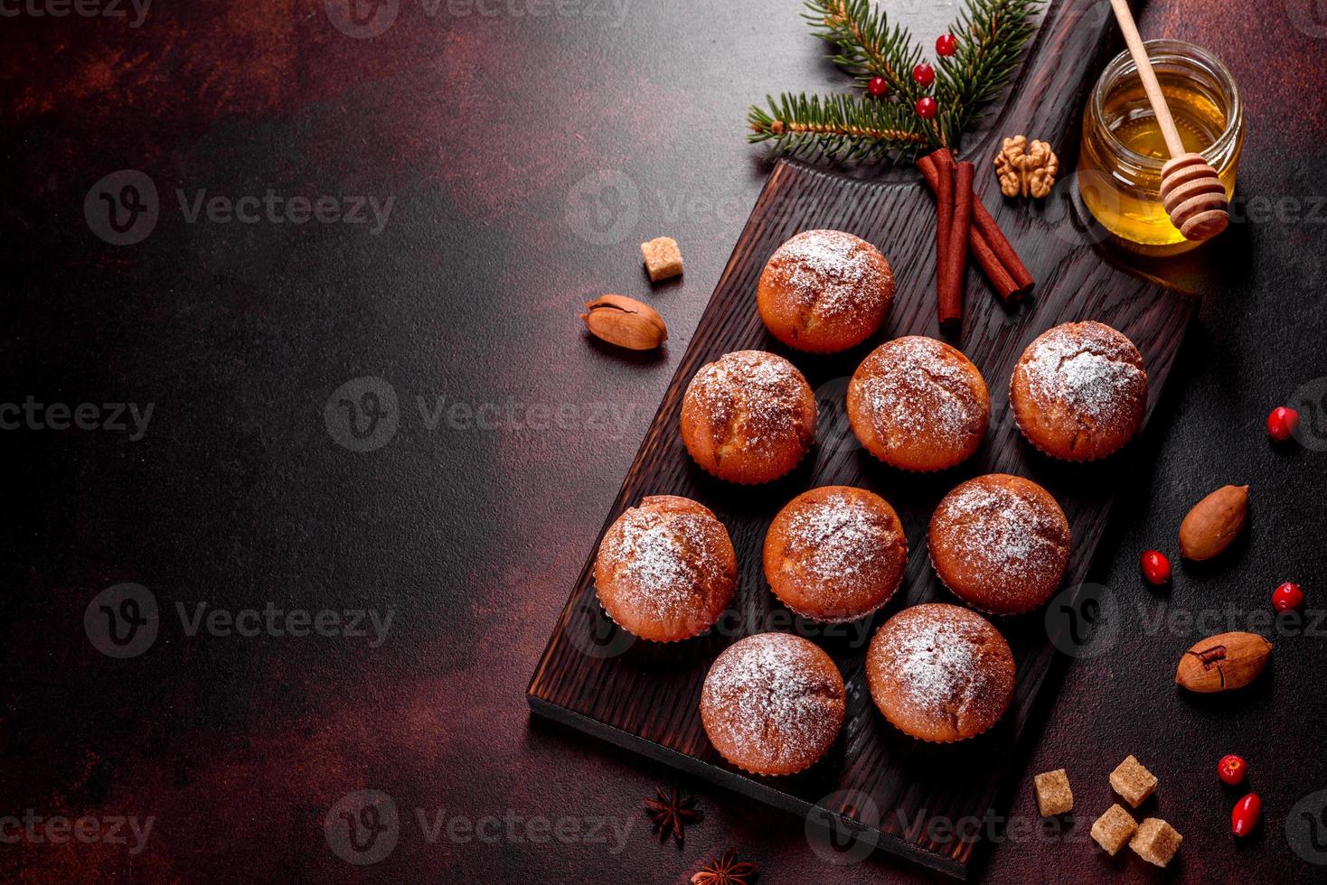 schöne leckere frische kakao muffins auf dem weihnachtstisch foto