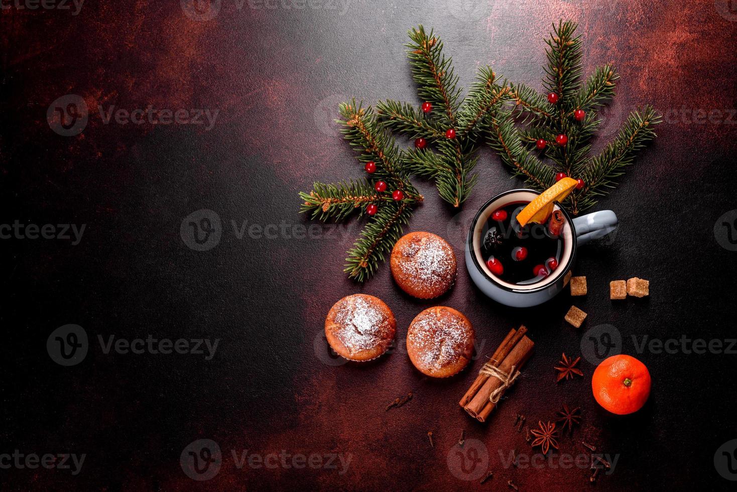 schöne leckere frische kakao muffins auf dem weihnachtstisch foto