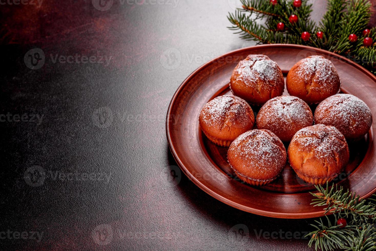 schöne leckere frische kakao muffins auf dem weihnachtstisch foto