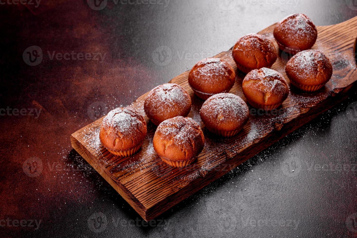 schöne leckere frische kakao muffins auf dem weihnachtstisch foto