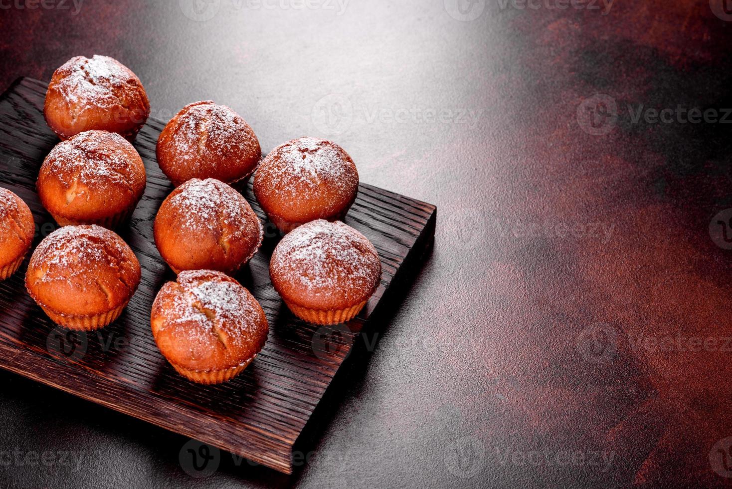 schöne leckere frische kakao muffins auf dem weihnachtstisch foto