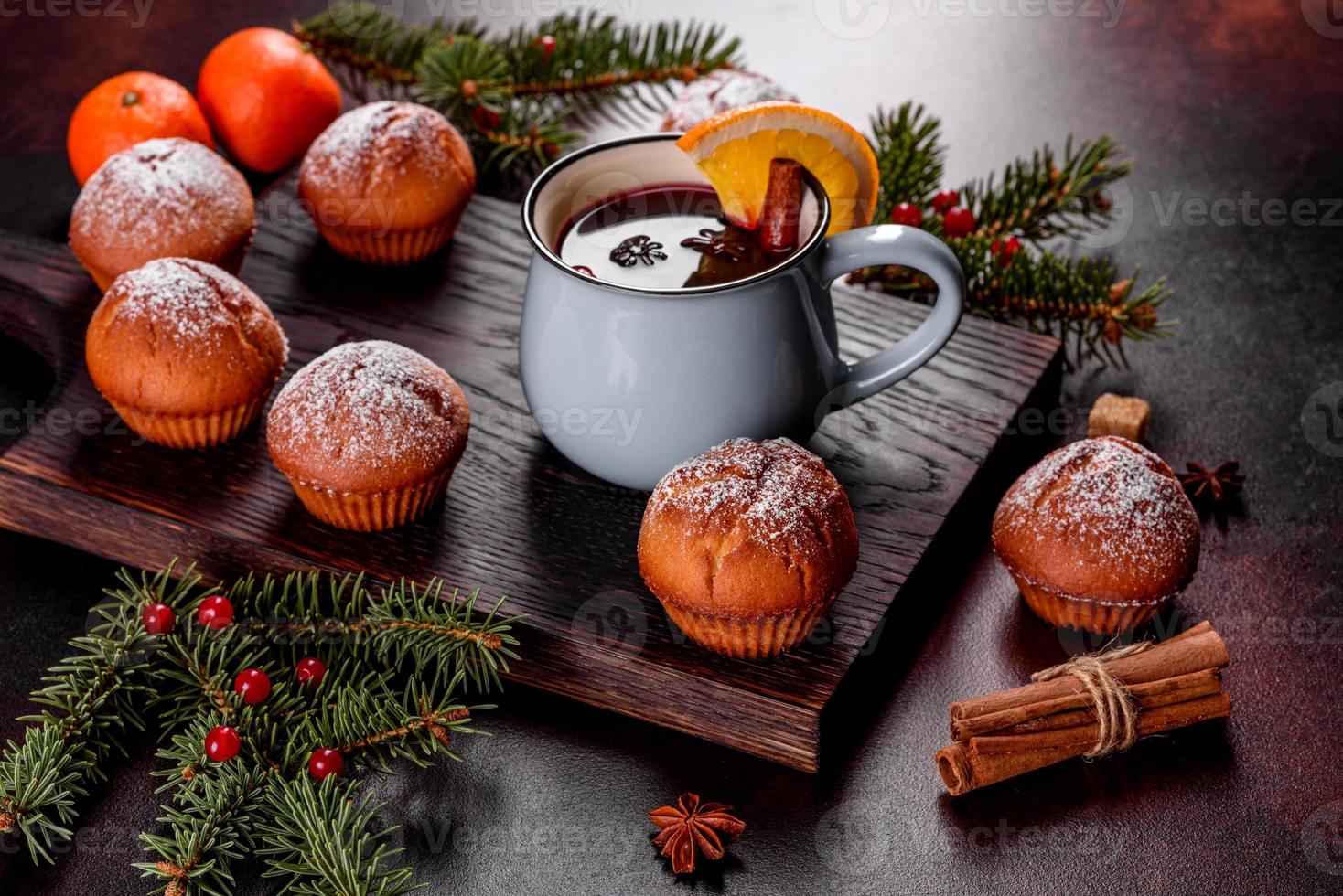 schöne leckere frische kakao muffins auf dem weihnachtstisch foto