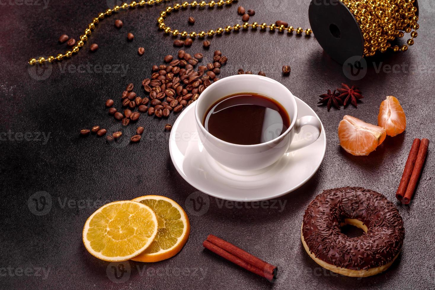 eine Tasse starken Kaffee auf dem Weihnachtstisch foto