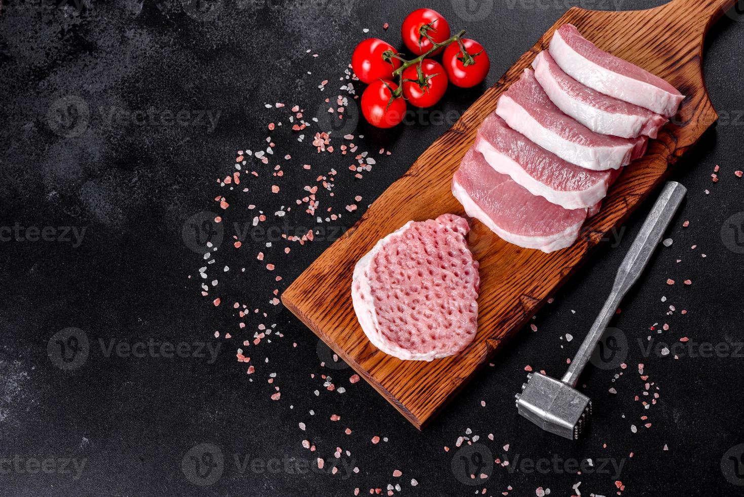 ein frisches rohes Stück Schweineschnitzel in mehrere Teile geschnitten foto