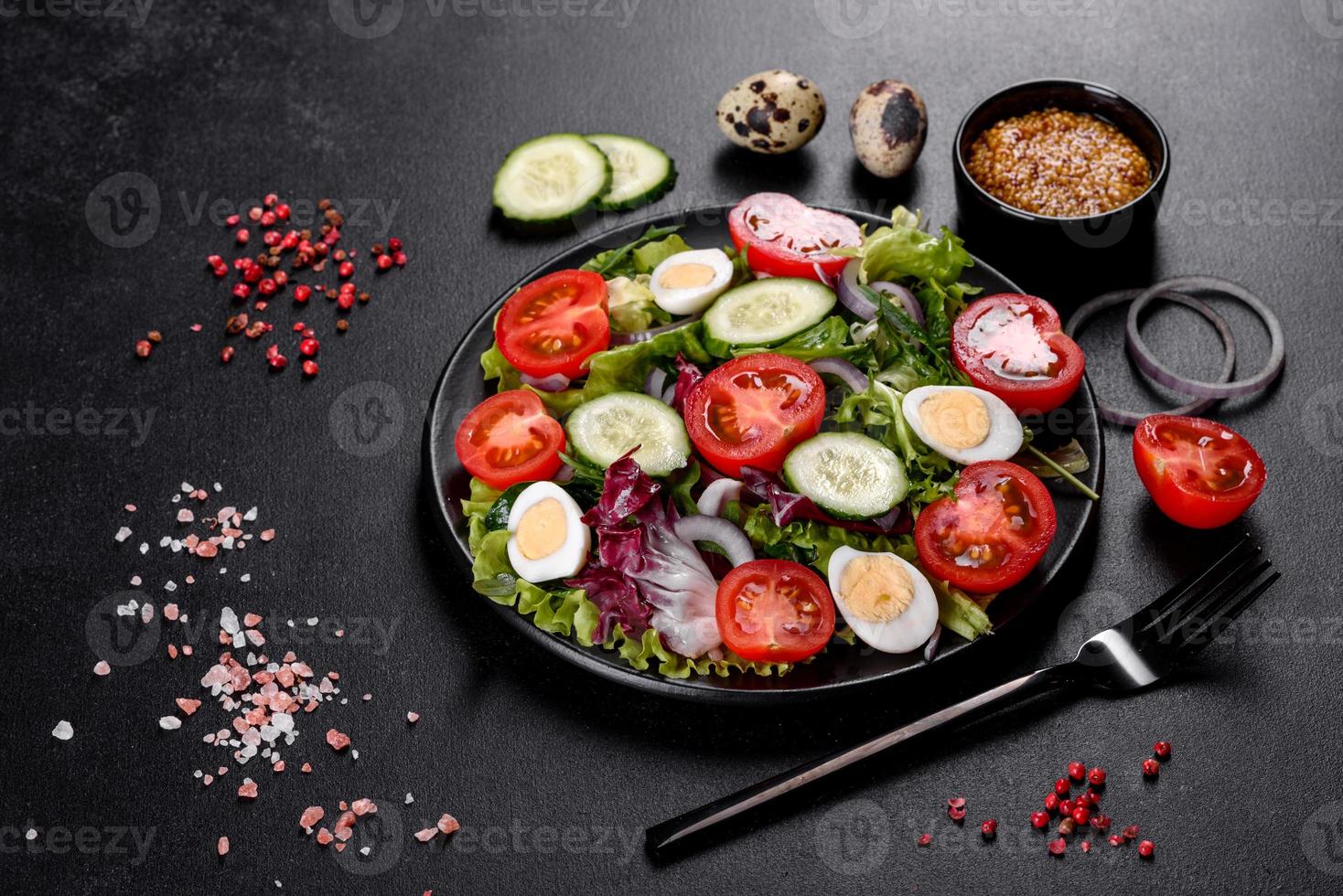 frischer leckerer vegetarischer Salat aus gehacktem Gemüse auf einem Teller foto