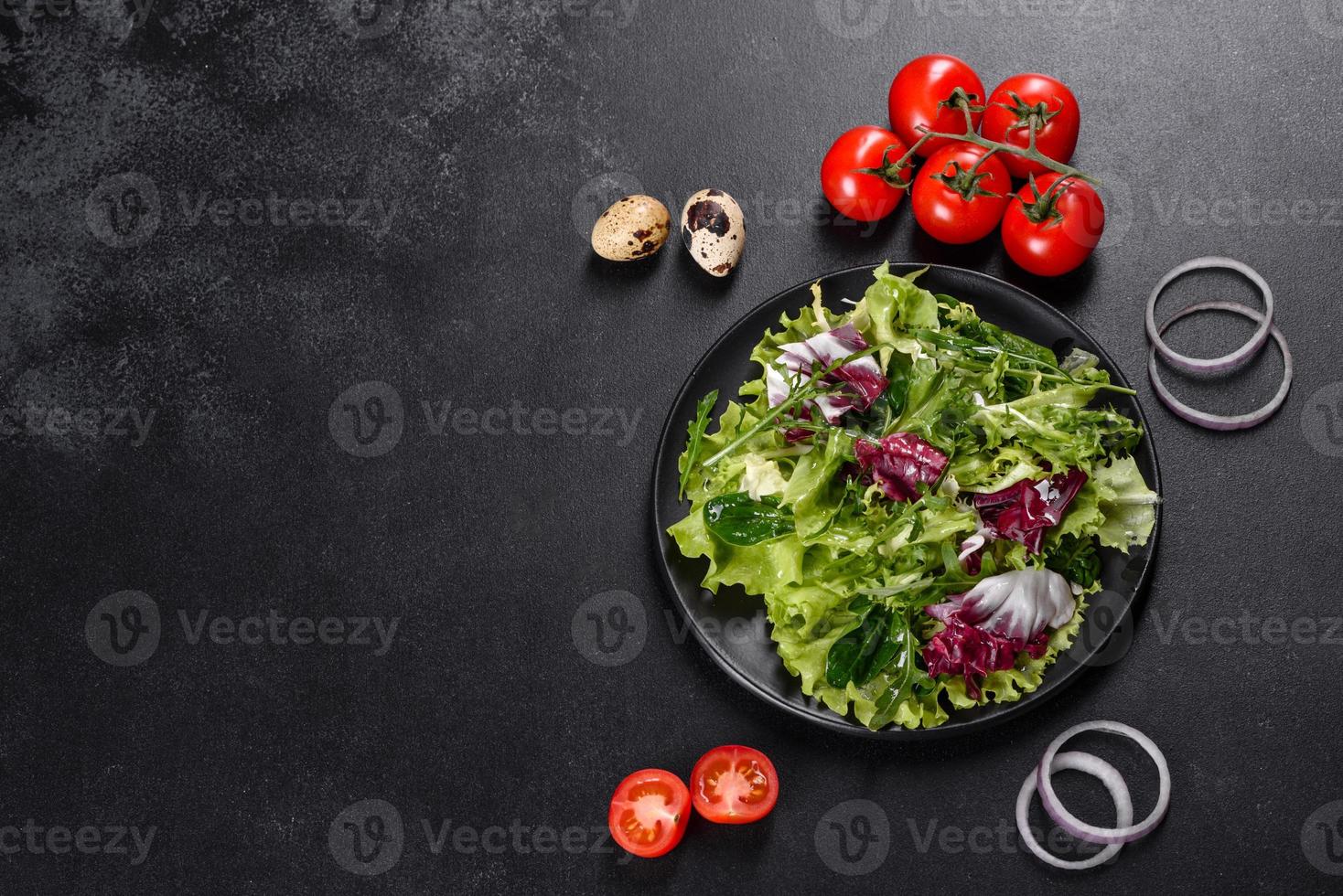 frischer leckerer vegetarischer Salat aus gehacktem Gemüse auf einem Teller foto