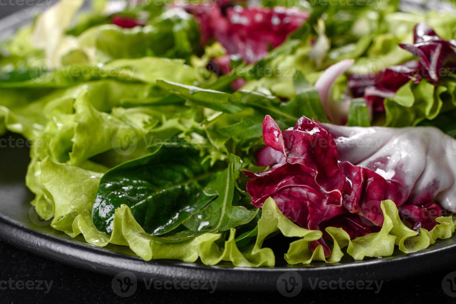 frischer leckerer vegetarischer Salat aus gehacktem Gemüse auf einem Teller foto