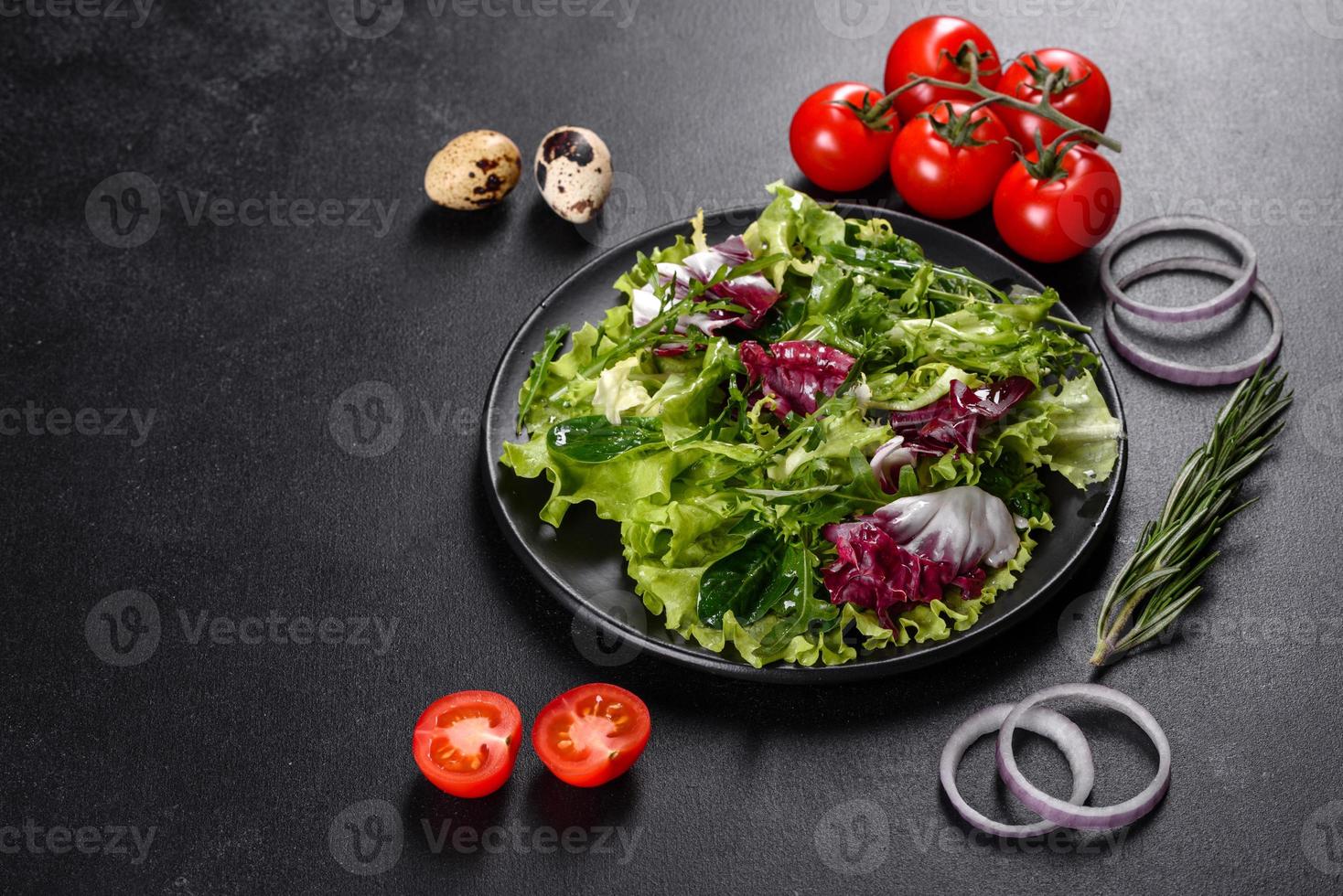 frischer leckerer vegetarischer Salat aus gehacktem Gemüse auf einem Teller foto