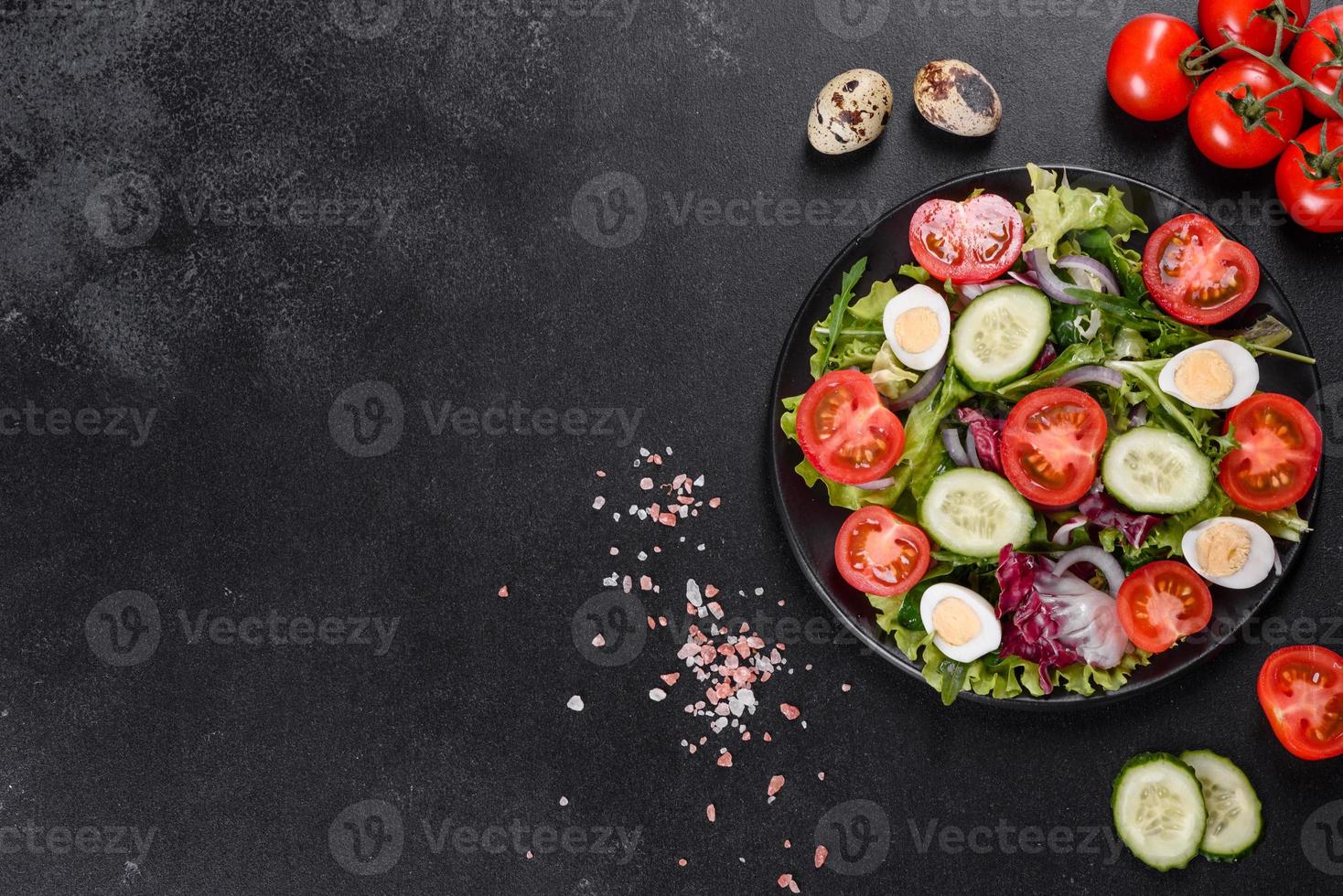 frischer leckerer vegetarischer Salat aus gehacktem Gemüse auf einem Teller foto