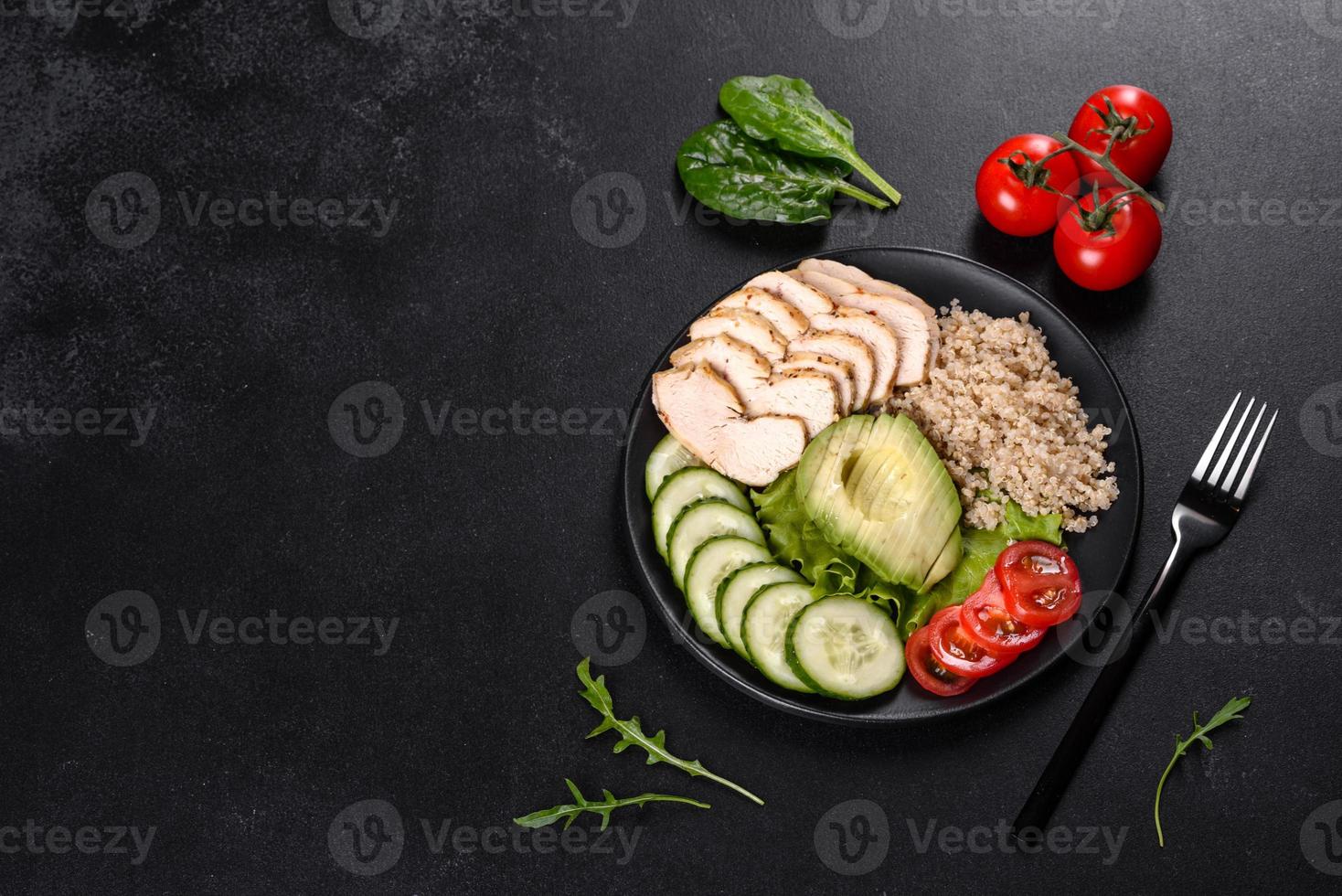 frischer leckerer Salat mit Quinoa, Hühnchen foto
