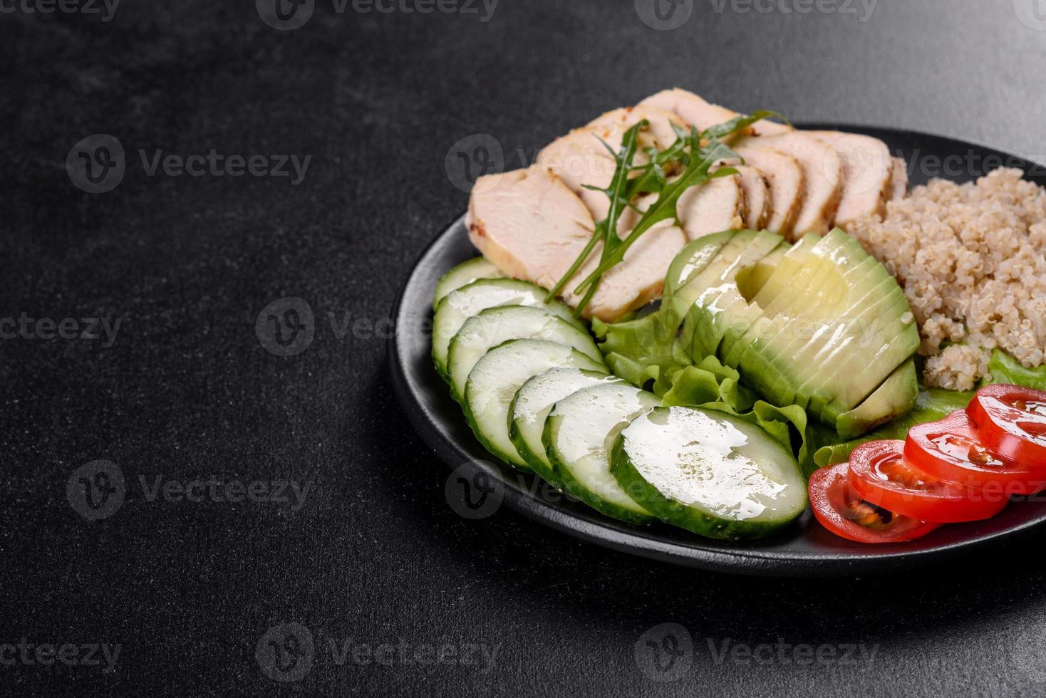 frischer leckerer Salat mit Quinoa, Hühnchen foto