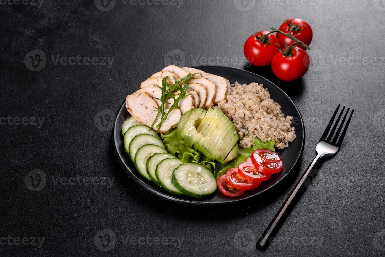 frischer leckerer Salat mit Quinoa, Hühnchen foto