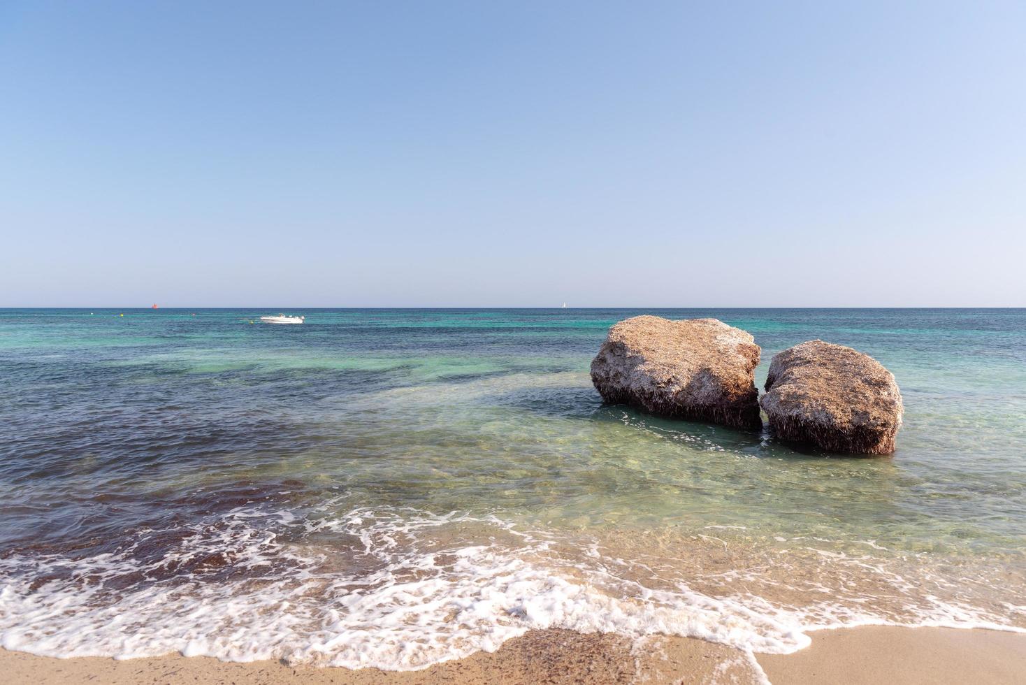 Wunderschönes türkisfarbenes Wasser von Migjorn Beach auf Formentera in Spanien. foto